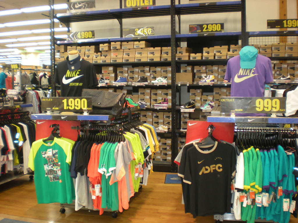 NIKE OUTLET,adidas OUTLET,スポーツウエアお買い得、スニーカーお買い得、1990円adidasスニーカー、