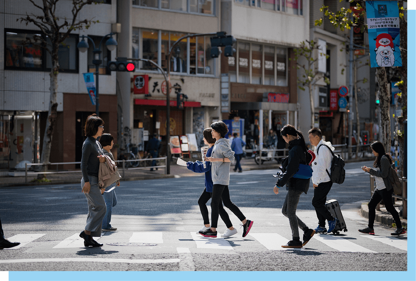 普段はよく歩く通りであっても、地図を片手に小走りしながら巡るとまた違った感覚が。他の参加者と街中であう瞬間も楽しい。地図や手首の青いラバーバンドが目印